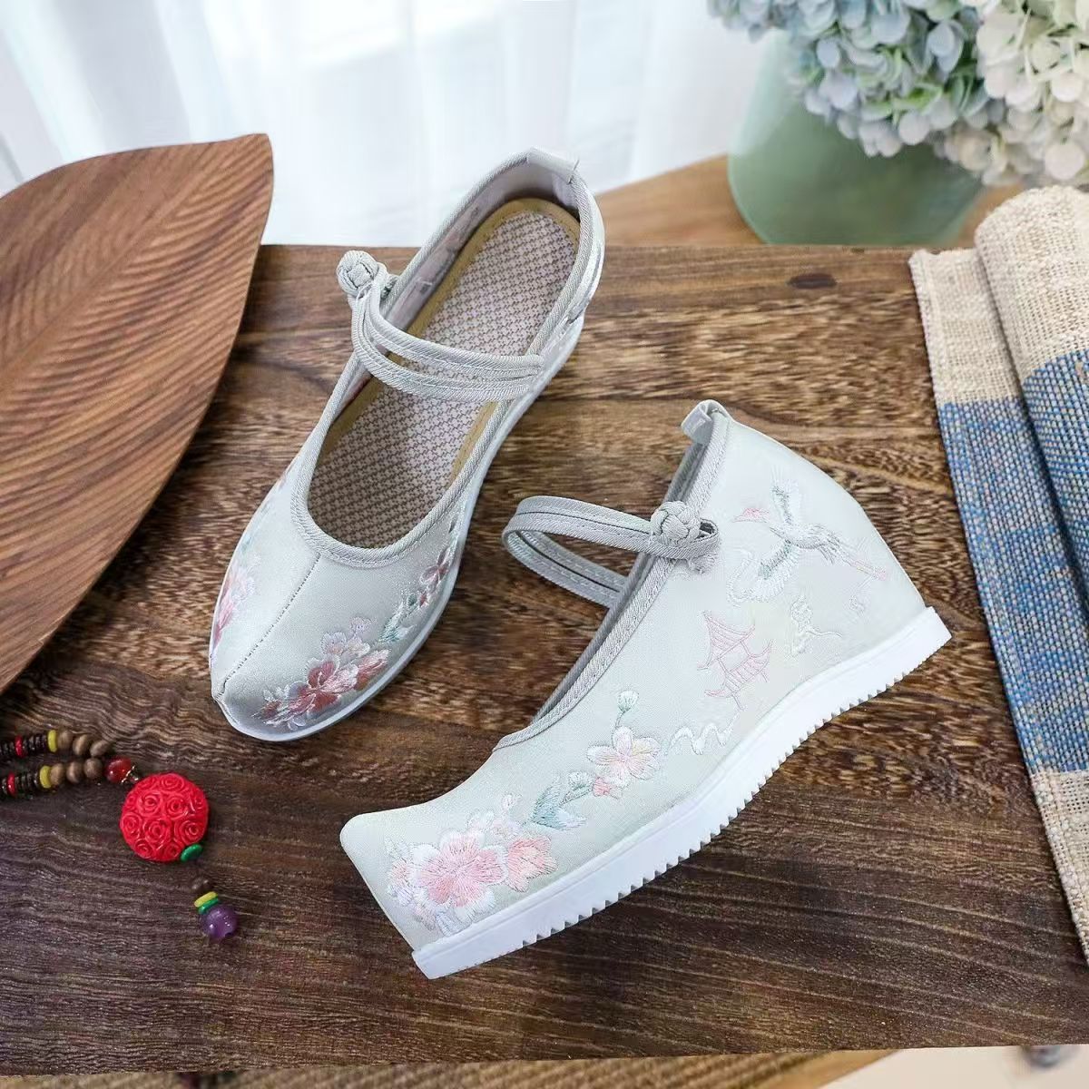 Erhöhte interne bestickte Schu – Embroidery Red Bewertung und Preis